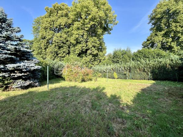 Sébastien RICHARD votre conseiller immobilier dans les Ardennes vous propose une Maison individuelle de plain-pied sur sous-sol à Frénois proche des commodités (transport, écoles, infrastructures sportives, commerces, accès rocade).

Située dans l'un des secteurs les plus recherchés de Frénois, commune de Sedan, cette agréable maison individuelle de plain-pied vous séduira par son environnement calme, son absence totale de vis-à-vis et son magnifique terrain arboré de 940 m².

Implantée au cœur d'un écrin de verdure, elle offre des espaces fonctionnels et lumineux, parfaitement adaptés à une résidence principale.
Ce bien plein de potentiel est à rafraichir intégralement.

Au rez-de-chaussée :

- Entrée accueillante avec porte en bois.
- Belle pièce de vie d'environ 30 m², lumineuse et conviviale, avec accès direct à une vaste terrasse exposée sur le jardin.
- Cuisine équipée d'environ 10 m² avec accès terrasse :
          * meubles hauts et bas, plan de travail, four, hotte, plaque gaz BOSCH.
- Deux chambres confortables de 10 m² et 13 m², bénéficiant d'un environnement particulièrement calme.
- Salle de bains avec baignoire et lavabo.
- WC indépendant.


Au sous-sol complet : 

- Grand garage d'environ 36 m² permettant le stationnement de deux véhicules.
- Espace buanderie d'environ 26 m² avec cabine de douche.
- Atelier d'environ 17 m² idéal pour le bricolage ou le stockage.
- Chaudière individuelle au gaz Frisquet récente (environ 6 ans).


A l'extérieur :

- Jardin arboré à l'avant et à l'arrière de la propriété.
- Aucune mitoyenneté.
- Aucun vis-à-vis sur les pièces de vie.
- Grande terrasse carrelée d'environ 30 m² avec store banne.
- Puits décoratif.
- Carré potager.
- Chemins aménagés en pierres naturelles.
- Descente de garage privative.
- Escalier extérieur d'accès au sous-sol.
- Plusieurs possibilités de stationnement devant la propriété ainsi que dans l'allée individuelle en enrobé.


Informations complémentaires :

- Huisseries bois double vitrage.
- Volets bois.
- Porte de garage aluminium manuelle.
- Toiture en tuiles.
- Tout à l'égout.
- DPE en cours de réalisation.
- Taxe foncière attractive pour le secteur : 1 546 €.


Les atouts :

✅ Secteur calme et très recherché
✅ Maison individuelle sans mitoyenneté
✅ Sous-sol complet avec garage double
✅ Terrain arboré de 940 m²
✅ Grande terrasse sans vis-à-vis
✅ Cadre verdoyant et préservé


Venez visiter ce bien situé dans un environnement privilégié et un cadre verdoyant, exclusivement l'après-midi, sur rendez-vous.

Les images d'illustration générées par IA sont fournies à titre informatif afin d'aider les clients à se projeter et à mieux appréhender le potentiel du bien.