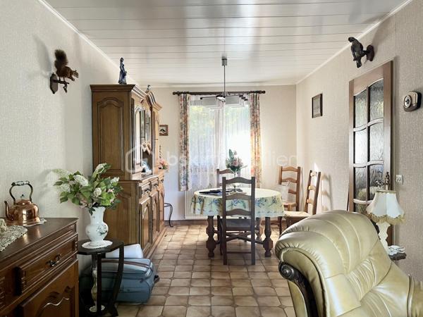 Sébastien RICHARD votre conseiller immobilier dans les Ardennes vous propose une Maison individuelle de plain-pied sur sous-sol à Frénois proche des commodités (transport, écoles, infrastructures sportives, commerces, accès rocade).

Située dans l'un des secteurs les plus recherchés de Frénois, commune de Sedan, cette agréable maison individuelle de plain-pied vous séduira par son environnement calme, son absence totale de vis-à-vis et son magnifique terrain arboré de 940 m².

Implantée au cœur d'un écrin de verdure, elle offre des espaces fonctionnels et lumineux, parfaitement adaptés à une résidence principale.
Ce bien plein de potentiel est à rafraichir intégralement.

Au rez-de-chaussée :

- Entrée accueillante avec porte en bois.
- Belle pièce de vie d'environ 30 m², lumineuse et conviviale, avec accès direct à une vaste terrasse exposée sur le jardin.
- Cuisine équipée d'environ 10 m² avec accès terrasse :
          * meubles hauts et bas, plan de travail, four, hotte, plaque gaz BOSCH.
- Deux chambres confortables de 10 m² et 13 m², bénéficiant d'un environnement particulièrement calme.
- Salle de bains avec baignoire et lavabo.
- WC indépendant.


Au sous-sol complet : 

- Grand garage d'environ 36 m² permettant le stationnement de deux véhicules.
- Espace buanderie d'environ 26 m² avec cabine de douche.
- Atelier d'environ 17 m² idéal pour le bricolage ou le stockage.
- Chaudière individuelle au gaz Frisquet récente (environ 6 ans).


A l'extérieur :

- Jardin arboré à l'avant et à l'arrière de la propriété.
- Aucune mitoyenneté.
- Aucun vis-à-vis sur les pièces de vie.
- Grande terrasse carrelée d'environ 30 m² avec store banne.
- Puits décoratif.
- Carré potager.
- Chemins aménagés en pierres naturelles.
- Descente de garage privative.
- Escalier extérieur d'accès au sous-sol.
- Plusieurs possibilités de stationnement devant la propriété ainsi que dans l'allée individuelle en enrobé.


Informations complémentaires :

- Huisseries bois double vitrage.
- Volets bois.
- Porte de garage aluminium manuelle.
- Toiture en tuiles.
- Tout à l'égout.
- DPE en cours de réalisation.
- Taxe foncière attractive pour le secteur : 1 546 €.


Les atouts :

✅ Secteur calme et très recherché
✅ Maison individuelle sans mitoyenneté
✅ Sous-sol complet avec garage double
✅ Terrain arboré de 940 m²
✅ Grande terrasse sans vis-à-vis
✅ Cadre verdoyant et préservé


Venez visiter ce bien situé dans un environnement privilégié et un cadre verdoyant, exclusivement l'après-midi, sur rendez-vous.

Les images d'illustration générées par IA sont fournies à titre informatif afin d'aider les clients à se projeter et à mieux appréhender le potentiel du bien.