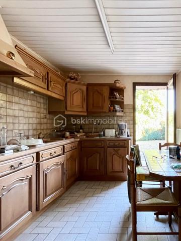 Sébastien RICHARD votre conseiller immobilier dans les Ardennes vous propose une Maison individuelle de plain-pied sur sous-sol à Frénois proche des commodités (transport, écoles, infrastructures sportives, commerces, accès rocade).

Située dans l'un des secteurs les plus recherchés de Frénois, commune de Sedan, cette agréable maison individuelle de plain-pied vous séduira par son environnement calme, son absence totale de vis-à-vis et son magnifique terrain arboré de 940 m².

Implantée au cœur d'un écrin de verdure, elle offre des espaces fonctionnels et lumineux, parfaitement adaptés à une résidence principale.
Ce bien plein de potentiel est à rafraichir intégralement.

Au rez-de-chaussée :

- Entrée accueillante avec porte en bois.
- Belle pièce de vie d'environ 30 m², lumineuse et conviviale, avec accès direct à une vaste terrasse exposée sur le jardin.
- Cuisine équipée d'environ 10 m² avec accès terrasse :
          * meubles hauts et bas, plan de travail, four, hotte, plaque gaz BOSCH.
- Deux chambres confortables de 10 m² et 13 m², bénéficiant d'un environnement particulièrement calme.
- Salle de bains avec baignoire et lavabo.
- WC indépendant.


Au sous-sol complet : 

- Grand garage d'environ 36 m² permettant le stationnement de deux véhicules.
- Espace buanderie d'environ 26 m² avec cabine de douche.
- Atelier d'environ 17 m² idéal pour le bricolage ou le stockage.
- Chaudière individuelle au gaz Frisquet récente (environ 6 ans).


A l'extérieur :

- Jardin arboré à l'avant et à l'arrière de la propriété.
- Aucune mitoyenneté.
- Aucun vis-à-vis sur les pièces de vie.
- Grande terrasse carrelée d'environ 30 m² avec store banne.
- Puits décoratif.
- Carré potager.
- Chemins aménagés en pierres naturelles.
- Descente de garage privative.
- Escalier extérieur d'accès au sous-sol.
- Plusieurs possibilités de stationnement devant la propriété ainsi que dans l'allée individuelle en enrobé.


Informations complémentaires :

- Huisseries bois double vitrage.
- Volets bois.
- Porte de garage aluminium manuelle.
- Toiture en tuiles.
- Tout à l'égout.
- DPE en cours de réalisation.
- Taxe foncière attractive pour le secteur : 1 546 €.


Les atouts :

✅ Secteur calme et très recherché
✅ Maison individuelle sans mitoyenneté
✅ Sous-sol complet avec garage double
✅ Terrain arboré de 940 m²
✅ Grande terrasse sans vis-à-vis
✅ Cadre verdoyant et préservé


Venez visiter ce bien situé dans un environnement privilégié et un cadre verdoyant, exclusivement l'après-midi, sur rendez-vous.

Les images d'illustration générées par IA sont fournies à titre informatif afin d'aider les clients à se projeter et à mieux appréhender le potentiel du bien.