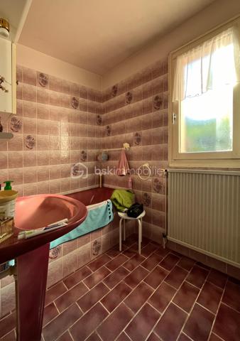 Sébastien RICHARD votre conseiller immobilier dans les Ardennes vous propose une Maison individuelle de plain-pied sur sous-sol à Frénois proche des commodités (transport, écoles, infrastructures sportives, commerces, accès rocade).

Située dans l'un des secteurs les plus recherchés de Frénois, commune de Sedan, cette agréable maison individuelle de plain-pied vous séduira par son environnement calme, son absence totale de vis-à-vis et son magnifique terrain arboré de 940 m².

Implantée au cœur d'un écrin de verdure, elle offre des espaces fonctionnels et lumineux, parfaitement adaptés à une résidence principale.
Ce bien plein de potentiel est à rafraichir intégralement.

Au rez-de-chaussée :

- Entrée accueillante avec porte en bois.
- Belle pièce de vie d'environ 30 m², lumineuse et conviviale, avec accès direct à une vaste terrasse exposée sur le jardin.
- Cuisine équipée d'environ 10 m² avec accès terrasse :
          * meubles hauts et bas, plan de travail, four, hotte, plaque gaz BOSCH.
- Deux chambres confortables de 10 m² et 13 m², bénéficiant d'un environnement particulièrement calme.
- Salle de bains avec baignoire et lavabo.
- WC indépendant.


Au sous-sol complet : 

- Grand garage d'environ 36 m² permettant le stationnement de deux véhicules.
- Espace buanderie d'environ 26 m² avec cabine de douche.
- Atelier d'environ 17 m² idéal pour le bricolage ou le stockage.
- Chaudière individuelle au gaz Frisquet récente (environ 6 ans).


A l'extérieur :

- Jardin arboré à l'avant et à l'arrière de la propriété.
- Aucune mitoyenneté.
- Aucun vis-à-vis sur les pièces de vie.
- Grande terrasse carrelée d'environ 30 m² avec store banne.
- Puits décoratif.
- Carré potager.
- Chemins aménagés en pierres naturelles.
- Descente de garage privative.
- Escalier extérieur d'accès au sous-sol.
- Plusieurs possibilités de stationnement devant la propriété ainsi que dans l'allée individuelle en enrobé.


Informations complémentaires :

- Huisseries bois double vitrage.
- Volets bois.
- Porte de garage aluminium manuelle.
- Toiture en tuiles.
- Tout à l'égout.
- DPE en cours de réalisation.
- Taxe foncière attractive pour le secteur : 1 546 €.


Les atouts :

✅ Secteur calme et très recherché
✅ Maison individuelle sans mitoyenneté
✅ Sous-sol complet avec garage double
✅ Terrain arboré de 940 m²
✅ Grande terrasse sans vis-à-vis
✅ Cadre verdoyant et préservé


Venez visiter ce bien situé dans un environnement privilégié et un cadre verdoyant, exclusivement l'après-midi, sur rendez-vous.

Les images d'illustration générées par IA sont fournies à titre informatif afin d'aider les clients à se projeter et à mieux appréhender le potentiel du bien.