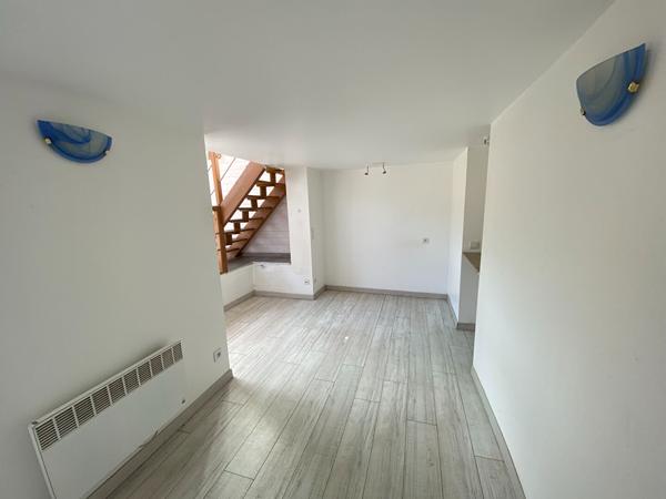AU CALME- MAISON ATYPIQUE AVEC GRANDE BAIE SUR L'EXTERIEUR Laval