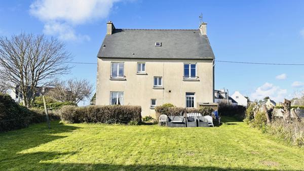 À vendre – CAMARET-SUR-MER Spacieuse maison traditionnelle à deux pas des plages et du centre-ville