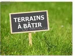 À Émancé, à proximité de Rambouillet, découvrez ce très beau terrain à bâtir de 600 m², Situé dans un environnement calme, verdoyant et particulièrement agréable, ce terrain offre un cadre de vie rare, sans vis-à-vis clos d'un côté.. Dès la première visite, on apprécie son atmosphère paisible, son exposition lumineuse plein sud et son environnement naturel préservé sans vis-à-vis. Plat, bien proportionné et facile à aménager, ce terrain permet de se projeter rapidement dans un projet de construction clair et cohérent. Il ne présente pas d’arbre à abattre ni de démolition à prévoir pour réaliser votre construction, terrain propre : il ne reste plus qu’à imaginer et finaliser la maison qui correspondra à votre mode de vie. Classé en zone UBh du Plan Local d’Urbanisme, il bénéficie d’un règlement d’urbanisme particulièrement favorable et peu contraignant. L’emprise au sol autorisée et de 120 m², et de 240 m² de surface planche, offrant de belles possibilités pour une maison de plain-pied, une habitation avec combles aménageables ou une construction en R+1.

Ce terrain profite également d’une très belle exposition, avec une orientation favorable plein sud, idéale pour concevoir une maison lumineuse, agréable à vivre et ouverte sur ses futurs espaces extérieurs. Autre avantage important : le terrain est libre de tout constructeur et n’est pas situé en secteur Bâtiments de France. Vous conservez ainsi une vraie liberté dans le choix de votre constructeur, de votre architecture et de votre projet. L’eau et le tout-à-l’égout sont déjà présents sur le terrain. Les raccordements à l’électricité et à la fibre haut débit seront à prévoir et resteront à la charge de l’acquéreur.

Une belle opportunité pour construire une maison confortable, lumineuse et fonctionnelle, dans un environnement recherché à proximité de Rambouillet.
Pour tout renseignement complémentaire ou pour organiser une visite, contactez-moi. Ce terrain mérite d’être découvert sur place afin d’en apprécier pleinement le calme,