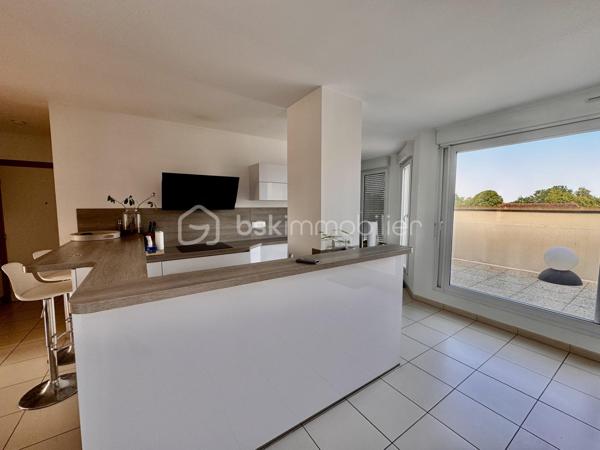 BSK immobilier vous présente à la vente ce magnifique appartement en dernier étage avec terrasses et double parking au sous -sol.
Situé au dernier étage d’une copropriété calme, sécurisée et parfaitement entretenue, ce bel appartement offre des prestations de qualité et des volumes généreux.

Dès l’entrée, vous découvrirez une vaste pièce de vie lumineuse composée d’un double séjour avec cuisine ouverte équipée et aménagée,  créant un espace convivial et fonctionnel.

L’espace nuit se compose de trois belles chambres, dont une suite parentale avec sa salle de bain privative. 
Un WC indépendant et une salle d'eau complète cet espace.

À l’extérieur, profitez de deux agréables terrasses, idéales pour vos moments de détente en famille ou entre amis.

Les atouts de ce bien :

Dernier étage
Résidence calme et sécurisée
Double séjour spacieux
Cuisine ouverte
3 chambres, dont une suite parentale
Salle de bain privative
WC indépendant
Deux terrasses
Deux places de parking en sous-sol
Un bien rare à découvrir sans tarder !
Montant moyen des charges annuelles de 3000 euros.
Vémars est une ville de 2 200 habitants dont 67 % des habitants sont propriétaires.
Vémars est une ville calme avec 72 % de maisons et 28 % d'appartements.
Il y a 20 commerces de proximité dont des commerces, des restaurants et un supermarché.
Il y a de nombreux espaces verts.


Pour plus d’informations ou organiser une visite, contactez moi.
 Votre agent commercial pour BSKImmobilier, Francis BRICOUT (EI) inscrit au RCS de COMPIEGNE(60) n° 909  770 273.