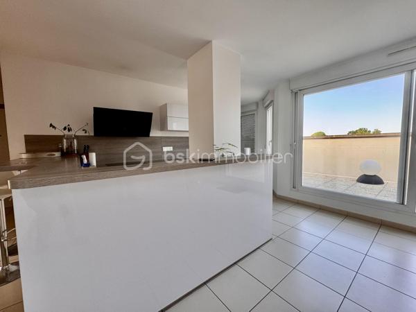 BSK immobilier vous présente à la vente ce magnifique appartement en dernier étage avec terrasses et double parking au sous -sol.
Situé au dernier étage d’une copropriété calme, sécurisée et parfaitement entretenue, ce bel appartement offre des prestations de qualité et des volumes généreux.

Dès l’entrée, vous découvrirez une vaste pièce de vie lumineuse composée d’un double séjour avec cuisine ouverte équipée et aménagée,  créant un espace convivial et fonctionnel.

L’espace nuit se compose de trois belles chambres, dont une suite parentale avec sa salle de bain privative. 
Un WC indépendant et une salle d'eau complète cet espace.

À l’extérieur, profitez de deux agréables terrasses, idéales pour vos moments de détente en famille ou entre amis.

Les atouts de ce bien :

Dernier étage
Résidence calme et sécurisée
Double séjour spacieux
Cuisine ouverte
3 chambres, dont une suite parentale
Salle de bain privative
WC indépendant
Deux terrasses
Deux places de parking en sous-sol
Un bien rare à découvrir sans tarder !
Montant moyen des charges annuelles de 3000 euros.
Vémars est une ville de 2 200 habitants dont 67 % des habitants sont propriétaires.
Vémars est une ville calme avec 72 % de maisons et 28 % d'appartements.
Il y a 20 commerces de proximité dont des commerces, des restaurants et un supermarché.
Il y a de nombreux espaces verts.


Pour plus d’informations ou organiser une visite, contactez moi.
 Votre agent commercial pour BSKImmobilier, Francis BRICOUT (EI) inscrit au RCS de COMPIEGNE(60) n° 909  770 273.