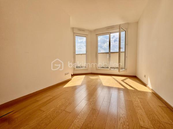 BSK immobilier vous présente à la vente ce magnifique appartement en dernier étage avec terrasses et double parking au sous -sol.
Situé au dernier étage d’une copropriété calme, sécurisée et parfaitement entretenue, ce bel appartement offre des prestations de qualité et des volumes généreux.

Dès l’entrée, vous découvrirez une vaste pièce de vie lumineuse composée d’un double séjour avec cuisine ouverte équipée et aménagée,  créant un espace convivial et fonctionnel.

L’espace nuit se compose de trois belles chambres, dont une suite parentale avec sa salle de bain privative. 
Un WC indépendant et une salle d'eau complète cet espace.

À l’extérieur, profitez de deux agréables terrasses, idéales pour vos moments de détente en famille ou entre amis.

Les atouts de ce bien :

Dernier étage
Résidence calme et sécurisée
Double séjour spacieux
Cuisine ouverte
3 chambres, dont une suite parentale
Salle de bain privative
WC indépendant
Deux terrasses
Deux places de parking en sous-sol
Un bien rare à découvrir sans tarder !
Montant moyen des charges annuelles de 3000 euros.
Vémars est une ville de 2 200 habitants dont 67 % des habitants sont propriétaires.
Vémars est une ville calme avec 72 % de maisons et 28 % d'appartements.
Il y a 20 commerces de proximité dont des commerces, des restaurants et un supermarché.
Il y a de nombreux espaces verts.


Pour plus d’informations ou organiser une visite, contactez moi.
 Votre agent commercial pour BSKImmobilier, Francis BRICOUT (EI) inscrit au RCS de COMPIEGNE(60) n° 909  770 273.