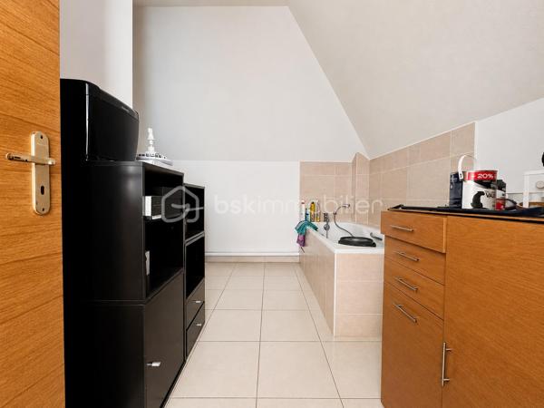 BSK immobilier vous présente à la vente ce magnifique appartement en dernier étage avec terrasses et double parking au sous -sol.
Situé au dernier étage d’une copropriété calme, sécurisée et parfaitement entretenue, ce bel appartement offre des prestations de qualité et des volumes généreux.

Dès l’entrée, vous découvrirez une vaste pièce de vie lumineuse composée d’un double séjour avec cuisine ouverte équipée et aménagée,  créant un espace convivial et fonctionnel.

L’espace nuit se compose de trois belles chambres, dont une suite parentale avec sa salle de bain privative. 
Un WC indépendant et une salle d'eau complète cet espace.

À l’extérieur, profitez de deux agréables terrasses, idéales pour vos moments de détente en famille ou entre amis.

Les atouts de ce bien :

Dernier étage
Résidence calme et sécurisée
Double séjour spacieux
Cuisine ouverte
3 chambres, dont une suite parentale
Salle de bain privative
WC indépendant
Deux terrasses
Deux places de parking en sous-sol
Un bien rare à découvrir sans tarder !
Montant moyen des charges annuelles de 3000 euros.
Vémars est une ville de 2 200 habitants dont 67 % des habitants sont propriétaires.
Vémars est une ville calme avec 72 % de maisons et 28 % d'appartements.
Il y a 20 commerces de proximité dont des commerces, des restaurants et un supermarché.
Il y a de nombreux espaces verts.


Pour plus d’informations ou organiser une visite, contactez moi.
 Votre agent commercial pour BSKImmobilier, Francis BRICOUT (EI) inscrit au RCS de COMPIEGNE(60) n° 909  770 273.