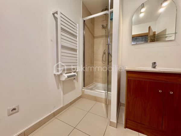 BSK immobilier vous présente à la vente ce magnifique appartement en dernier étage avec terrasses et double parking au sous -sol.
Situé au dernier étage d’une copropriété calme, sécurisée et parfaitement entretenue, ce bel appartement offre des prestations de qualité et des volumes généreux.

Dès l’entrée, vous découvrirez une vaste pièce de vie lumineuse composée d’un double séjour avec cuisine ouverte équipée et aménagée,  créant un espace convivial et fonctionnel.

L’espace nuit se compose de trois belles chambres, dont une suite parentale avec sa salle de bain privative. 
Un WC indépendant et une salle d'eau complète cet espace.

À l’extérieur, profitez de deux agréables terrasses, idéales pour vos moments de détente en famille ou entre amis.

Les atouts de ce bien :

Dernier étage
Résidence calme et sécurisée
Double séjour spacieux
Cuisine ouverte
3 chambres, dont une suite parentale
Salle de bain privative
WC indépendant
Deux terrasses
Deux places de parking en sous-sol
Un bien rare à découvrir sans tarder !
Montant moyen des charges annuelles de 3000 euros.
Vémars est une ville de 2 200 habitants dont 67 % des habitants sont propriétaires.
Vémars est une ville calme avec 72 % de maisons et 28 % d'appartements.
Il y a 20 commerces de proximité dont des commerces, des restaurants et un supermarché.
Il y a de nombreux espaces verts.


Pour plus d’informations ou organiser une visite, contactez moi.
 Votre agent commercial pour BSKImmobilier, Francis BRICOUT (EI) inscrit au RCS de COMPIEGNE(60) n° 909  770 273.