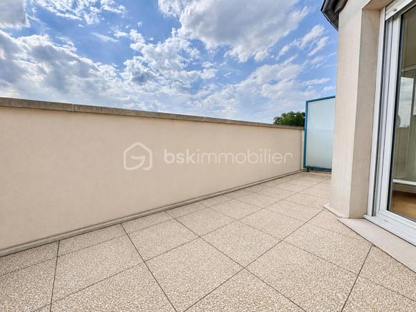 BSK immobilier vous présente à la vente ce magnifique appartement en dernier étage avec terrasses et double parking au sous -sol.
Situé au dernier étage d’une copropriété calme, sécurisée et parfaitement entretenue, ce bel appartement offre des prestations de qualité et des volumes généreux.

Dès l’entrée, vous découvrirez une vaste pièce de vie lumineuse composée d’un double séjour avec cuisine ouverte équipée et aménagée,  créant un espace convivial et fonctionnel.

L’espace nuit se compose de trois belles chambres, dont une suite parentale avec sa salle de bain privative. 
Un WC indépendant et une salle d'eau complète cet espace.

À l’extérieur, profitez de deux agréables terrasses, idéales pour vos moments de détente en famille ou entre amis.

Les atouts de ce bien :

Dernier étage
Résidence calme et sécurisée
Double séjour spacieux
Cuisine ouverte
3 chambres, dont une suite parentale
Salle de bain privative
WC indépendant
Deux terrasses
Deux places de parking en sous-sol
Un bien rare à découvrir sans tarder !
Montant moyen des charges annuelles de 3000 euros.
Vémars est une ville de 2 200 habitants dont 67 % des habitants sont propriétaires.
Vémars est une ville calme avec 72 % de maisons et 28 % d'appartements.
Il y a 20 commerces de proximité dont des commerces, des restaurants et un supermarché.
Il y a de nombreux espaces verts.


Pour plus d’informations ou organiser une visite, contactez moi.
 Votre agent commercial pour BSKImmobilier, Francis BRICOUT (EI) inscrit au RCS de COMPIEGNE(60) n° 909  770 273.