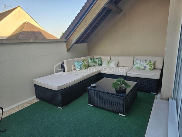 BSK immobilier vous présente à la vente ce magnifique appartement en dernier étage avec terrasses et double parking au sous -sol.
Situé au dernier étage d’une copropriété calme, sécurisée et parfaitement entretenue, ce bel appartement offre des prestations de qualité et des volumes généreux.

Dès l’entrée, vous découvrirez une vaste pièce de vie lumineuse composée d’un double séjour avec cuisine ouverte équipée et aménagée,  créant un espace convivial et fonctionnel.

L’espace nuit se compose de trois belles chambres, dont une suite parentale avec sa salle de bain privative. 
Un WC indépendant et une salle d'eau complète cet espace.

À l’extérieur, profitez de deux agréables terrasses, idéales pour vos moments de détente en famille ou entre amis.

Les atouts de ce bien :

Dernier étage
Résidence calme et sécurisée
Double séjour spacieux
Cuisine ouverte
3 chambres, dont une suite parentale
Salle de bain privative
WC indépendant
Deux terrasses
Deux places de parking en sous-sol
Un bien rare à découvrir sans tarder !
Montant moyen des charges annuelles de 3000 euros.
Vémars est une ville de 2 200 habitants dont 67 % des habitants sont propriétaires.
Vémars est une ville calme avec 72 % de maisons et 28 % d'appartements.
Il y a 20 commerces de proximité dont des commerces, des restaurants et un supermarché.
Il y a de nombreux espaces verts.


Pour plus d’informations ou organiser une visite, contactez moi.
 Votre agent commercial pour BSKImmobilier, Francis BRICOUT (EI) inscrit au RCS de COMPIEGNE(60) n° 909  770 273.