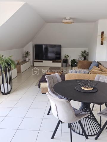 BSK immobilier vous présente à la vente ce magnifique appartement en dernier étage avec terrasses et double parking au sous -sol.
Situé au dernier étage d’une copropriété calme, sécurisée et parfaitement entretenue, ce bel appartement offre des prestations de qualité et des volumes généreux.

Dès l’entrée, vous découvrirez une vaste pièce de vie lumineuse composée d’un double séjour avec cuisine ouverte équipée et aménagée,  créant un espace convivial et fonctionnel.

L’espace nuit se compose de trois belles chambres, dont une suite parentale avec sa salle de bain privative. 
Un WC indépendant et une salle d'eau complète cet espace.

À l’extérieur, profitez de deux agréables terrasses, idéales pour vos moments de détente en famille ou entre amis.

Les atouts de ce bien :

Dernier étage
Résidence calme et sécurisée
Double séjour spacieux
Cuisine ouverte
3 chambres, dont une suite parentale
Salle de bain privative
WC indépendant
Deux terrasses
Deux places de parking en sous-sol
Un bien rare à découvrir sans tarder !
Montant moyen des charges annuelles de 3000 euros.
Vémars est une ville de 2 200 habitants dont 67 % des habitants sont propriétaires.
Vémars est une ville calme avec 72 % de maisons et 28 % d'appartements.
Il y a 20 commerces de proximité dont des commerces, des restaurants et un supermarché.
Il y a de nombreux espaces verts.


Pour plus d’informations ou organiser une visite, contactez moi.
 Votre agent commercial pour BSKImmobilier, Francis BRICOUT (EI) inscrit au RCS de COMPIEGNE(60) n° 909  770 273.