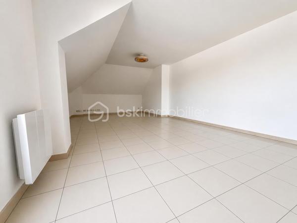 BSK immobilier vous présente à la vente ce magnifique appartement en dernier étage avec terrasses et double parking au sous -sol.
Situé au dernier étage d’une copropriété calme, sécurisée et parfaitement entretenue, ce bel appartement offre des prestations de qualité et des volumes généreux.

Dès l’entrée, vous découvrirez une vaste pièce de vie lumineuse composée d’un double séjour avec cuisine ouverte équipée et aménagée,  créant un espace convivial et fonctionnel.

L’espace nuit se compose de trois belles chambres, dont une suite parentale avec sa salle de bain privative. 
Un WC indépendant et une salle d'eau complète cet espace.

À l’extérieur, profitez de deux agréables terrasses, idéales pour vos moments de détente en famille ou entre amis.

Les atouts de ce bien :

Dernier étage
Résidence calme et sécurisée
Double séjour spacieux
Cuisine ouverte
3 chambres, dont une suite parentale
Salle de bain privative
WC indépendant
Deux terrasses
Deux places de parking en sous-sol
Un bien rare à découvrir sans tarder !
Montant moyen des charges annuelles de 3000 euros.
Vémars est une ville de 2 200 habitants dont 67 % des habitants sont propriétaires.
Vémars est une ville calme avec 72 % de maisons et 28 % d'appartements.
Il y a 20 commerces de proximité dont des commerces, des restaurants et un supermarché.
Il y a de nombreux espaces verts.


Pour plus d’informations ou organiser une visite, contactez moi.
 Votre agent commercial pour BSKImmobilier, Francis BRICOUT (EI) inscrit au RCS de COMPIEGNE(60) n° 909  770 273.