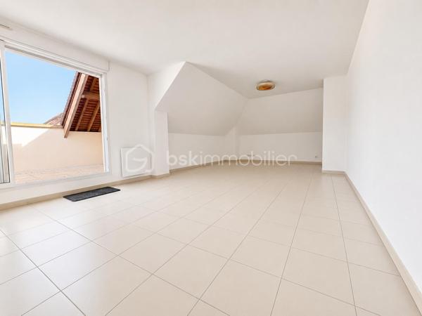 BSK immobilier vous présente à la vente ce magnifique appartement en dernier étage avec terrasses et double parking au sous -sol.
Situé au dernier étage d’une copropriété calme, sécurisée et parfaitement entretenue, ce bel appartement offre des prestations de qualité et des volumes généreux.

Dès l’entrée, vous découvrirez une vaste pièce de vie lumineuse composée d’un double séjour avec cuisine ouverte équipée et aménagée,  créant un espace convivial et fonctionnel.

L’espace nuit se compose de trois belles chambres, dont une suite parentale avec sa salle de bain privative. 
Un WC indépendant et une salle d'eau complète cet espace.

À l’extérieur, profitez de deux agréables terrasses, idéales pour vos moments de détente en famille ou entre amis.

Les atouts de ce bien :

Dernier étage
Résidence calme et sécurisée
Double séjour spacieux
Cuisine ouverte
3 chambres, dont une suite parentale
Salle de bain privative
WC indépendant
Deux terrasses
Deux places de parking en sous-sol
Un bien rare à découvrir sans tarder !
Montant moyen des charges annuelles de 3000 euros.
Vémars est une ville de 2 200 habitants dont 67 % des habitants sont propriétaires.
Vémars est une ville calme avec 72 % de maisons et 28 % d'appartements.
Il y a 20 commerces de proximité dont des commerces, des restaurants et un supermarché.
Il y a de nombreux espaces verts.


Pour plus d’informations ou organiser une visite, contactez moi.
 Votre agent commercial pour BSKImmobilier, Francis BRICOUT (EI) inscrit au RCS de COMPIEGNE(60) n° 909  770 273.