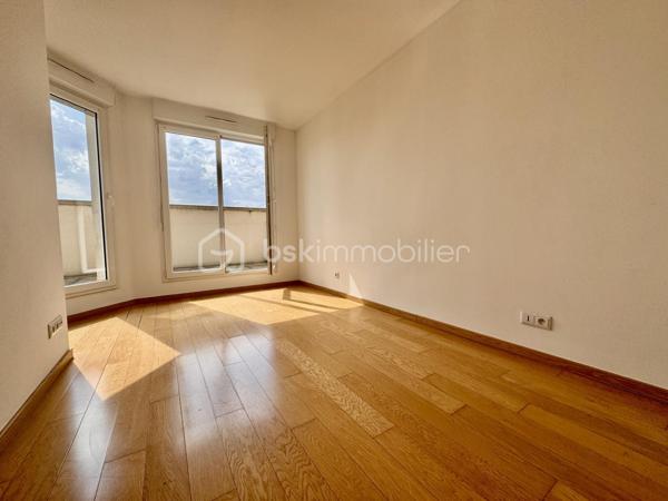 BSK immobilier vous présente à la vente ce magnifique appartement en dernier étage avec terrasses et double parking au sous -sol.
Situé au dernier étage d’une copropriété calme, sécurisée et parfaitement entretenue, ce bel appartement offre des prestations de qualité et des volumes généreux.

Dès l’entrée, vous découvrirez une vaste pièce de vie lumineuse composée d’un double séjour avec cuisine ouverte équipée et aménagée,  créant un espace convivial et fonctionnel.

L’espace nuit se compose de trois belles chambres, dont une suite parentale avec sa salle de bain privative. 
Un WC indépendant et une salle d'eau complète cet espace.

À l’extérieur, profitez de deux agréables terrasses, idéales pour vos moments de détente en famille ou entre amis.

Les atouts de ce bien :

Dernier étage
Résidence calme et sécurisée
Double séjour spacieux
Cuisine ouverte
3 chambres, dont une suite parentale
Salle de bain privative
WC indépendant
Deux terrasses
Deux places de parking en sous-sol
Un bien rare à découvrir sans tarder !
Montant moyen des charges annuelles de 3000 euros.
Vémars est une ville de 2 200 habitants dont 67 % des habitants sont propriétaires.
Vémars est une ville calme avec 72 % de maisons et 28 % d'appartements.
Il y a 20 commerces de proximité dont des commerces, des restaurants et un supermarché.
Il y a de nombreux espaces verts.


Pour plus d’informations ou organiser une visite, contactez moi.
 Votre agent commercial pour BSKImmobilier, Francis BRICOUT (EI) inscrit au RCS de COMPIEGNE(60) n° 909  770 273.