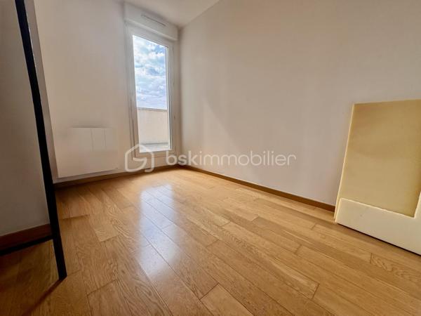 BSK immobilier vous présente à la vente ce magnifique appartement en dernier étage avec terrasses et double parking au sous -sol.
Situé au dernier étage d’une copropriété calme, sécurisée et parfaitement entretenue, ce bel appartement offre des prestations de qualité et des volumes généreux.

Dès l’entrée, vous découvrirez une vaste pièce de vie lumineuse composée d’un double séjour avec cuisine ouverte équipée et aménagée,  créant un espace convivial et fonctionnel.

L’espace nuit se compose de trois belles chambres, dont une suite parentale avec sa salle de bain privative. 
Un WC indépendant et une salle d'eau complète cet espace.

À l’extérieur, profitez de deux agréables terrasses, idéales pour vos moments de détente en famille ou entre amis.

Les atouts de ce bien :

Dernier étage
Résidence calme et sécurisée
Double séjour spacieux
Cuisine ouverte
3 chambres, dont une suite parentale
Salle de bain privative
WC indépendant
Deux terrasses
Deux places de parking en sous-sol
Un bien rare à découvrir sans tarder !
Montant moyen des charges annuelles de 3000 euros.
Vémars est une ville de 2 200 habitants dont 67 % des habitants sont propriétaires.
Vémars est une ville calme avec 72 % de maisons et 28 % d'appartements.
Il y a 20 commerces de proximité dont des commerces, des restaurants et un supermarché.
Il y a de nombreux espaces verts.


Pour plus d’informations ou organiser une visite, contactez moi.
 Votre agent commercial pour BSKImmobilier, Francis BRICOUT (EI) inscrit au RCS de COMPIEGNE(60) n° 909  770 273.