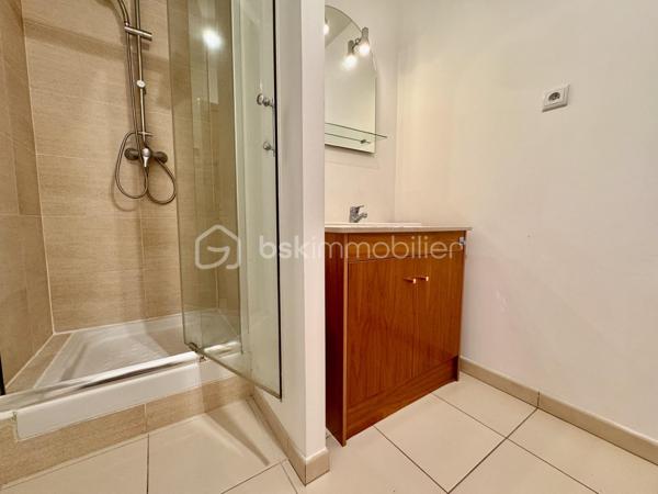 BSK immobilier vous présente à la vente ce magnifique appartement en dernier étage avec terrasses et double parking au sous -sol.
Situé au dernier étage d’une copropriété calme, sécurisée et parfaitement entretenue, ce bel appartement offre des prestations de qualité et des volumes généreux.

Dès l’entrée, vous découvrirez une vaste pièce de vie lumineuse composée d’un double séjour avec cuisine ouverte équipée et aménagée,  créant un espace convivial et fonctionnel.

L’espace nuit se compose de trois belles chambres, dont une suite parentale avec sa salle de bain privative. 
Un WC indépendant et une salle d'eau complète cet espace.

À l’extérieur, profitez de deux agréables terrasses, idéales pour vos moments de détente en famille ou entre amis.

Les atouts de ce bien :

Dernier étage
Résidence calme et sécurisée
Double séjour spacieux
Cuisine ouverte
3 chambres, dont une suite parentale
Salle de bain privative
WC indépendant
Deux terrasses
Deux places de parking en sous-sol
Un bien rare à découvrir sans tarder !
Montant moyen des charges annuelles de 3000 euros.
Vémars est une ville de 2 200 habitants dont 67 % des habitants sont propriétaires.
Vémars est une ville calme avec 72 % de maisons et 28 % d'appartements.
Il y a 20 commerces de proximité dont des commerces, des restaurants et un supermarché.
Il y a de nombreux espaces verts.


Pour plus d’informations ou organiser une visite, contactez moi.
 Votre agent commercial pour BSKImmobilier, Francis BRICOUT (EI) inscrit au RCS de COMPIEGNE(60) n° 909  770 273.