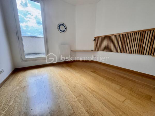BSK immobilier vous présente à la vente ce magnifique appartement en dernier étage avec terrasses et double parking au sous -sol.
Situé au dernier étage d’une copropriété calme, sécurisée et parfaitement entretenue, ce bel appartement offre des prestations de qualité et des volumes généreux.

Dès l’entrée, vous découvrirez une vaste pièce de vie lumineuse composée d’un double séjour avec cuisine ouverte équipée et aménagée,  créant un espace convivial et fonctionnel.

L’espace nuit se compose de trois belles chambres, dont une suite parentale avec sa salle de bain privative. 
Un WC indépendant et une salle d'eau complète cet espace.

À l’extérieur, profitez de deux agréables terrasses, idéales pour vos moments de détente en famille ou entre amis.

Les atouts de ce bien :

Dernier étage
Résidence calme et sécurisée
Double séjour spacieux
Cuisine ouverte
3 chambres, dont une suite parentale
Salle de bain privative
WC indépendant
Deux terrasses
Deux places de parking en sous-sol
Un bien rare à découvrir sans tarder !
Montant moyen des charges annuelles de 3000 euros.
Vémars est une ville de 2 200 habitants dont 67 % des habitants sont propriétaires.
Vémars est une ville calme avec 72 % de maisons et 28 % d'appartements.
Il y a 20 commerces de proximité dont des commerces, des restaurants et un supermarché.
Il y a de nombreux espaces verts.


Pour plus d’informations ou organiser une visite, contactez moi.
 Votre agent commercial pour BSKImmobilier, Francis BRICOUT (EI) inscrit au RCS de COMPIEGNE(60) n° 909  770 273.