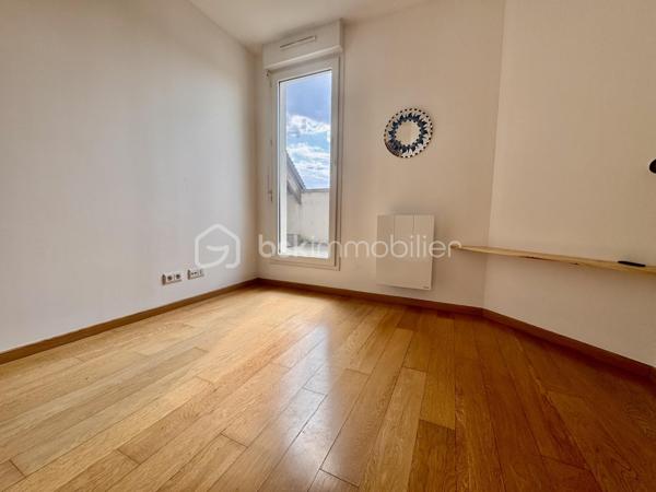BSK immobilier vous présente à la vente ce magnifique appartement en dernier étage avec terrasses et double parking au sous -sol.
Situé au dernier étage d’une copropriété calme, sécurisée et parfaitement entretenue, ce bel appartement offre des prestations de qualité et des volumes généreux.

Dès l’entrée, vous découvrirez une vaste pièce de vie lumineuse composée d’un double séjour avec cuisine ouverte équipée et aménagée,  créant un espace convivial et fonctionnel.

L’espace nuit se compose de trois belles chambres, dont une suite parentale avec sa salle de bain privative. 
Un WC indépendant et une salle d'eau complète cet espace.

À l’extérieur, profitez de deux agréables terrasses, idéales pour vos moments de détente en famille ou entre amis.

Les atouts de ce bien :

Dernier étage
Résidence calme et sécurisée
Double séjour spacieux
Cuisine ouverte
3 chambres, dont une suite parentale
Salle de bain privative
WC indépendant
Deux terrasses
Deux places de parking en sous-sol
Un bien rare à découvrir sans tarder !
Montant moyen des charges annuelles de 3000 euros.
Vémars est une ville de 2 200 habitants dont 67 % des habitants sont propriétaires.
Vémars est une ville calme avec 72 % de maisons et 28 % d'appartements.
Il y a 20 commerces de proximité dont des commerces, des restaurants et un supermarché.
Il y a de nombreux espaces verts.


Pour plus d’informations ou organiser une visite, contactez moi.
 Votre agent commercial pour BSKImmobilier, Francis BRICOUT (EI) inscrit au RCS de COMPIEGNE(60) n° 909  770 273.