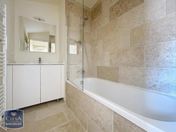 Appartement à louer 4 pièces 77.21m² Nîmes (30000)