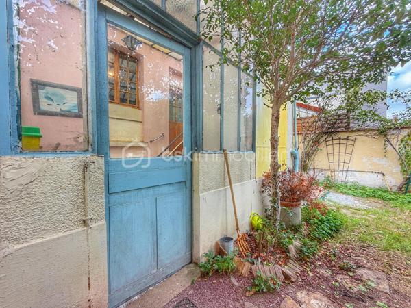 Dans un quartier calme et recherché de Chatou, à proximité immédiate des commerces, des écoles et des transports, découvrez cette agréable maison familiale de 5 pièces, offrant de beaux volumes et un fort potentiel d’aménagement.
La gare se situe à environ 20 minutes à pied et permet de rejoindre facilement Paris et La Défense. Les commerces sont accessibles en seulement 5 minutes à pied et les écoles à moins de 10 minutes.
Au rez-de-chaussée, vous découvrirez un double séjour lumineux avec cheminée d’environ 25 m², une cuisine indépendante ainsi qu’une pièce de 14 m², pouvant être aménagée selon vos besoins en chambre, salle à manger ou bureau. Un WC/DOUCHE indépendant complète ce niveau.
À l’étage, un palier dessert trois belles chambres de 11, 16 et 14 m², ainsi qu’une salle de bains avec une agréable vue sur le jardin et un WC indépendant. Un espace nuit confortable et fonctionnel, parfaitement adapté à une vie de famille. Possibilité d'aménager les combles pour un bureau ou chambre d'appoint.
Un sous-sol/cave accessible depuis la maison propose de nombreux espaces de rangement ainsi que différentes possibilités d’aménagement selon vos envies et vos projets.
Le tout est édifié sur un terrain clos d’environ 450 m² avec 2 annexes, offrant un cadre verdoyant et paisible, idéal pour profiter des beaux jours en famille ou entre amis.
Les petits plus à savoir : Chaudière Gaz moins de 10 ans, double vitrage au RDC, isolation sous toiture récente.
Une maison idéalement située, dans un environnement privilégié de Chatou, qui séduira les familles à la recherche d’espace, de calme et d’un bien à personnaliser selon leurs envies.