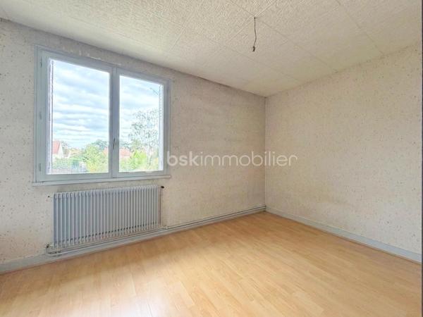 Dans un quartier calme et recherché de Chatou, à proximité immédiate des commerces, des écoles et des transports, découvrez cette agréable maison familiale de 5 pièces, offrant de beaux volumes et un fort potentiel d’aménagement.
La gare se situe à environ 20 minutes à pied et permet de rejoindre facilement Paris et La Défense. Les commerces sont accessibles en seulement 5 minutes à pied et les écoles à moins de 10 minutes.
Au rez-de-chaussée, vous découvrirez un double séjour lumineux avec cheminée d’environ 25 m², une cuisine indépendante ainsi qu’une pièce de 14 m², pouvant être aménagée selon vos besoins en chambre, salle à manger ou bureau. Un WC/DOUCHE indépendant complète ce niveau.
À l’étage, un palier dessert trois belles chambres de 11, 16 et 14 m², ainsi qu’une salle de bains avec une agréable vue sur le jardin et un WC indépendant. Un espace nuit confortable et fonctionnel, parfaitement adapté à une vie de famille. Possibilité d'aménager les combles pour un bureau ou chambre d'appoint.
Un sous-sol/cave accessible depuis la maison propose de nombreux espaces de rangement ainsi que différentes possibilités d’aménagement selon vos envies et vos projets.
Le tout est édifié sur un terrain clos d’environ 450 m² avec 2 annexes, offrant un cadre verdoyant et paisible, idéal pour profiter des beaux jours en famille ou entre amis.
Les petits plus à savoir : Chaudière Gaz moins de 10 ans, double vitrage au RDC, isolation sous toiture récente.
Une maison idéalement située, dans un environnement privilégié de Chatou, qui séduira les familles à la recherche d’espace, de calme et d’un bien à personnaliser selon leurs envies.