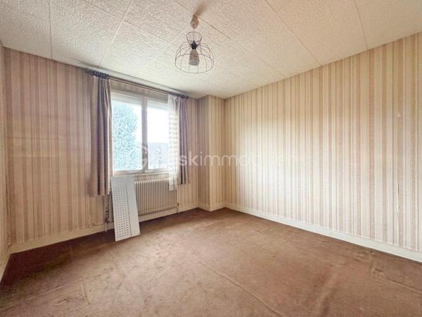 Dans un quartier calme et recherché de Chatou, à proximité immédiate des commerces, des écoles et des transports, découvrez cette agréable maison familiale de 5 pièces, offrant de beaux volumes et un fort potentiel d’aménagement.
La gare se situe à environ 20 minutes à pied et permet de rejoindre facilement Paris et La Défense. Les commerces sont accessibles en seulement 5 minutes à pied et les écoles à moins de 10 minutes.
Au rez-de-chaussée, vous découvrirez un double séjour lumineux avec cheminée d’environ 25 m², une cuisine indépendante ainsi qu’une pièce de 14 m², pouvant être aménagée selon vos besoins en chambre, salle à manger ou bureau. Un WC/DOUCHE indépendant complète ce niveau.
À l’étage, un palier dessert trois belles chambres de 11, 16 et 14 m², ainsi qu’une salle de bains avec une agréable vue sur le jardin et un WC indépendant. Un espace nuit confortable et fonctionnel, parfaitement adapté à une vie de famille. Possibilité d'aménager les combles pour un bureau ou chambre d'appoint.
Un sous-sol/cave accessible depuis la maison propose de nombreux espaces de rangement ainsi que différentes possibilités d’aménagement selon vos envies et vos projets.
Le tout est édifié sur un terrain clos d’environ 450 m² avec 2 annexes, offrant un cadre verdoyant et paisible, idéal pour profiter des beaux jours en famille ou entre amis.
Les petits plus à savoir : Chaudière Gaz moins de 10 ans, double vitrage au RDC, isolation sous toiture récente.
Une maison idéalement située, dans un environnement privilégié de Chatou, qui séduira les familles à la recherche d’espace, de calme et d’un bien à personnaliser selon leurs envies.