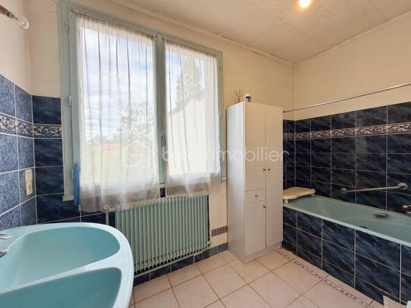 Dans un quartier calme et recherché de Chatou, à proximité immédiate des commerces, des écoles et des transports, découvrez cette agréable maison familiale de 5 pièces, offrant de beaux volumes et un fort potentiel d’aménagement.
La gare se situe à environ 20 minutes à pied et permet de rejoindre facilement Paris et La Défense. Les commerces sont accessibles en seulement 5 minutes à pied et les écoles à moins de 10 minutes.
Au rez-de-chaussée, vous découvrirez un double séjour lumineux avec cheminée d’environ 25 m², une cuisine indépendante ainsi qu’une pièce de 14 m², pouvant être aménagée selon vos besoins en chambre, salle à manger ou bureau. Un WC/DOUCHE indépendant complète ce niveau.
À l’étage, un palier dessert trois belles chambres de 11, 16 et 14 m², ainsi qu’une salle de bains avec une agréable vue sur le jardin et un WC indépendant. Un espace nuit confortable et fonctionnel, parfaitement adapté à une vie de famille. Possibilité d'aménager les combles pour un bureau ou chambre d'appoint.
Un sous-sol/cave accessible depuis la maison propose de nombreux espaces de rangement ainsi que différentes possibilités d’aménagement selon vos envies et vos projets.
Le tout est édifié sur un terrain clos d’environ 450 m² avec 2 annexes, offrant un cadre verdoyant et paisible, idéal pour profiter des beaux jours en famille ou entre amis.
Les petits plus à savoir : Chaudière Gaz moins de 10 ans, double vitrage au RDC, isolation sous toiture récente.
Une maison idéalement située, dans un environnement privilégié de Chatou, qui séduira les familles à la recherche d’espace, de calme et d’un bien à personnaliser selon leurs envies.