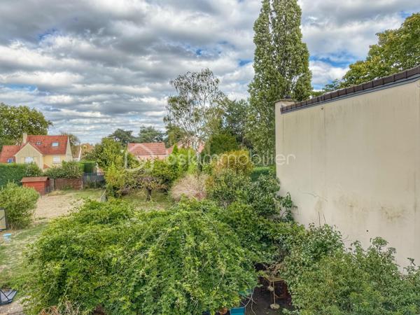 Dans un quartier calme et recherché de Chatou, à proximité immédiate des commerces, des écoles et des transports, découvrez cette agréable maison familiale de 5 pièces, offrant de beaux volumes et un fort potentiel d’aménagement.
La gare se situe à environ 20 minutes à pied et permet de rejoindre facilement Paris et La Défense. Les commerces sont accessibles en seulement 5 minutes à pied et les écoles à moins de 10 minutes.
Au rez-de-chaussée, vous découvrirez un double séjour lumineux avec cheminée d’environ 25 m², une cuisine indépendante ainsi qu’une pièce de 14 m², pouvant être aménagée selon vos besoins en chambre, salle à manger ou bureau. Un WC/DOUCHE indépendant complète ce niveau.
À l’étage, un palier dessert trois belles chambres de 11, 16 et 14 m², ainsi qu’une salle de bains avec une agréable vue sur le jardin et un WC indépendant. Un espace nuit confortable et fonctionnel, parfaitement adapté à une vie de famille. Possibilité d'aménager les combles pour un bureau ou chambre d'appoint.
Un sous-sol/cave accessible depuis la maison propose de nombreux espaces de rangement ainsi que différentes possibilités d’aménagement selon vos envies et vos projets.
Le tout est édifié sur un terrain clos d’environ 450 m² avec 2 annexes, offrant un cadre verdoyant et paisible, idéal pour profiter des beaux jours en famille ou entre amis.
Les petits plus à savoir : Chaudière Gaz moins de 10 ans, double vitrage au RDC, isolation sous toiture récente.
Une maison idéalement située, dans un environnement privilégié de Chatou, qui séduira les familles à la recherche d’espace, de calme et d’un bien à personnaliser selon leurs envies.