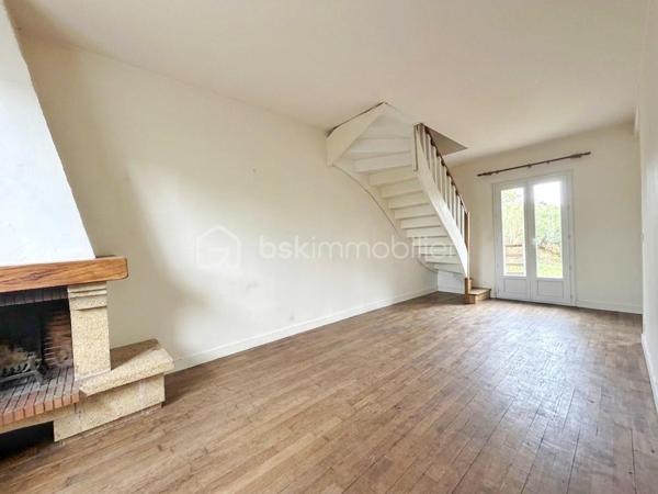 Dans un quartier calme et recherché de Chatou, à proximité immédiate des commerces, des écoles et des transports, découvrez cette agréable maison familiale de 5 pièces, offrant de beaux volumes et un fort potentiel d’aménagement.
La gare se situe à environ 20 minutes à pied et permet de rejoindre facilement Paris et La Défense. Les commerces sont accessibles en seulement 5 minutes à pied et les écoles à moins de 10 minutes.
Au rez-de-chaussée, vous découvrirez un double séjour lumineux avec cheminée d’environ 25 m², une cuisine indépendante ainsi qu’une pièce de 14 m², pouvant être aménagée selon vos besoins en chambre, salle à manger ou bureau. Un WC/DOUCHE indépendant complète ce niveau.
À l’étage, un palier dessert trois belles chambres de 11, 16 et 14 m², ainsi qu’une salle de bains avec une agréable vue sur le jardin et un WC indépendant. Un espace nuit confortable et fonctionnel, parfaitement adapté à une vie de famille. Possibilité d'aménager les combles pour un bureau ou chambre d'appoint.
Un sous-sol/cave accessible depuis la maison propose de nombreux espaces de rangement ainsi que différentes possibilités d’aménagement selon vos envies et vos projets.
Le tout est édifié sur un terrain clos d’environ 450 m² avec 2 annexes, offrant un cadre verdoyant et paisible, idéal pour profiter des beaux jours en famille ou entre amis.
Les petits plus à savoir : Chaudière Gaz moins de 10 ans, double vitrage au RDC, isolation sous toiture récente.
Une maison idéalement située, dans un environnement privilégié de Chatou, qui séduira les familles à la recherche d’espace, de calme et d’un bien à personnaliser selon leurs envies.
