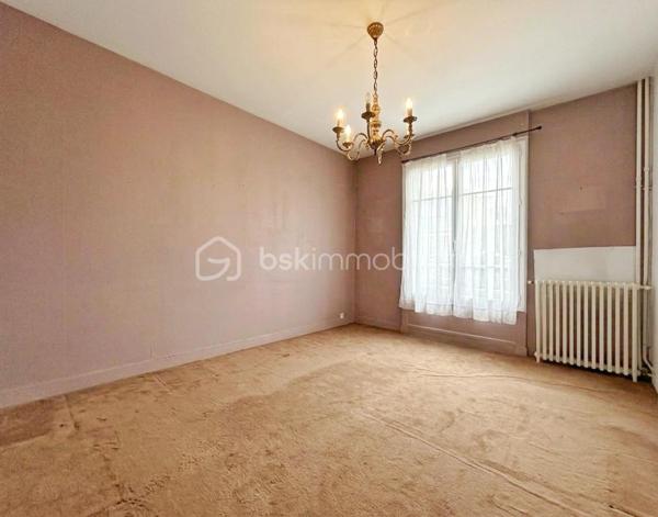 Dans un quartier calme et recherché de Chatou, à proximité immédiate des commerces, des écoles et des transports, découvrez cette agréable maison familiale de 5 pièces, offrant de beaux volumes et un fort potentiel d’aménagement.
La gare se situe à environ 20 minutes à pied et permet de rejoindre facilement Paris et La Défense. Les commerces sont accessibles en seulement 5 minutes à pied et les écoles à moins de 10 minutes.
Au rez-de-chaussée, vous découvrirez un double séjour lumineux avec cheminée d’environ 25 m², une cuisine indépendante ainsi qu’une pièce de 14 m², pouvant être aménagée selon vos besoins en chambre, salle à manger ou bureau. Un WC/DOUCHE indépendant complète ce niveau.
À l’étage, un palier dessert trois belles chambres de 11, 16 et 14 m², ainsi qu’une salle de bains avec une agréable vue sur le jardin et un WC indépendant. Un espace nuit confortable et fonctionnel, parfaitement adapté à une vie de famille. Possibilité d'aménager les combles pour un bureau ou chambre d'appoint.
Un sous-sol/cave accessible depuis la maison propose de nombreux espaces de rangement ainsi que différentes possibilités d’aménagement selon vos envies et vos projets.
Le tout est édifié sur un terrain clos d’environ 450 m² avec 2 annexes, offrant un cadre verdoyant et paisible, idéal pour profiter des beaux jours en famille ou entre amis.
Les petits plus à savoir : Chaudière Gaz moins de 10 ans, double vitrage au RDC, isolation sous toiture récente.
Une maison idéalement située, dans un environnement privilégié de Chatou, qui séduira les familles à la recherche d’espace, de calme et d’un bien à personnaliser selon leurs envies.