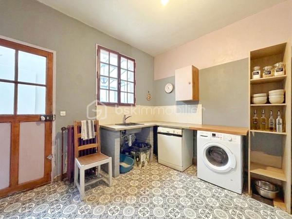 Dans un quartier calme et recherché de Chatou, à proximité immédiate des commerces, des écoles et des transports, découvrez cette agréable maison familiale de 5 pièces, offrant de beaux volumes et un fort potentiel d’aménagement.
La gare se situe à environ 20 minutes à pied et permet de rejoindre facilement Paris et La Défense. Les commerces sont accessibles en seulement 5 minutes à pied et les écoles à moins de 10 minutes.
Au rez-de-chaussée, vous découvrirez un double séjour lumineux avec cheminée d’environ 25 m², une cuisine indépendante ainsi qu’une pièce de 14 m², pouvant être aménagée selon vos besoins en chambre, salle à manger ou bureau. Un WC/DOUCHE indépendant complète ce niveau.
À l’étage, un palier dessert trois belles chambres de 11, 16 et 14 m², ainsi qu’une salle de bains avec une agréable vue sur le jardin et un WC indépendant. Un espace nuit confortable et fonctionnel, parfaitement adapté à une vie de famille. Possibilité d'aménager les combles pour un bureau ou chambre d'appoint.
Un sous-sol/cave accessible depuis la maison propose de nombreux espaces de rangement ainsi que différentes possibilités d’aménagement selon vos envies et vos projets.
Le tout est édifié sur un terrain clos d’environ 450 m² avec 2 annexes, offrant un cadre verdoyant et paisible, idéal pour profiter des beaux jours en famille ou entre amis.
Les petits plus à savoir : Chaudière Gaz moins de 10 ans, double vitrage au RDC, isolation sous toiture récente.
Une maison idéalement située, dans un environnement privilégié de Chatou, qui séduira les familles à la recherche d’espace, de calme et d’un bien à personnaliser selon leurs envies.