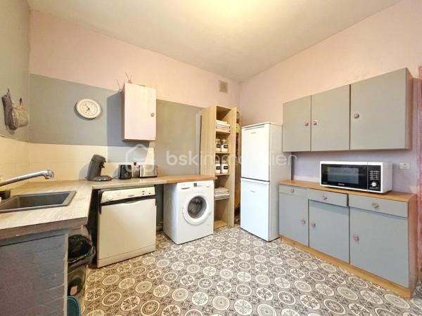 Dans un quartier calme et recherché de Chatou, à proximité immédiate des commerces, des écoles et des transports, découvrez cette agréable maison familiale de 5 pièces, offrant de beaux volumes et un fort potentiel d’aménagement.
La gare se situe à environ 20 minutes à pied et permet de rejoindre facilement Paris et La Défense. Les commerces sont accessibles en seulement 5 minutes à pied et les écoles à moins de 10 minutes.
Au rez-de-chaussée, vous découvrirez un double séjour lumineux avec cheminée d’environ 25 m², une cuisine indépendante ainsi qu’une pièce de 14 m², pouvant être aménagée selon vos besoins en chambre, salle à manger ou bureau. Un WC/DOUCHE indépendant complète ce niveau.
À l’étage, un palier dessert trois belles chambres de 11, 16 et 14 m², ainsi qu’une salle de bains avec une agréable vue sur le jardin et un WC indépendant. Un espace nuit confortable et fonctionnel, parfaitement adapté à une vie de famille. Possibilité d'aménager les combles pour un bureau ou chambre d'appoint.
Un sous-sol/cave accessible depuis la maison propose de nombreux espaces de rangement ainsi que différentes possibilités d’aménagement selon vos envies et vos projets.
Le tout est édifié sur un terrain clos d’environ 450 m² avec 2 annexes, offrant un cadre verdoyant et paisible, idéal pour profiter des beaux jours en famille ou entre amis.
Les petits plus à savoir : Chaudière Gaz moins de 10 ans, double vitrage au RDC, isolation sous toiture récente.
Une maison idéalement située, dans un environnement privilégié de Chatou, qui séduira les familles à la recherche d’espace, de calme et d’un bien à personnaliser selon leurs envies.