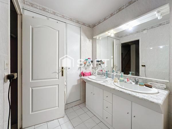 IDEAL INVESTISSEUR OU REGROUPEMENT FAMILIAL Maison de 150 m² avec piscine