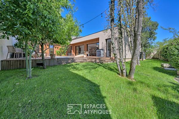 Élégante Maison de Plain-Pied en Bois avec Piscine et Jardin Verdoyant à la Tour Magne