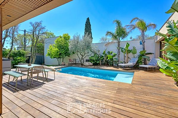 Élégante Maison de Plain-Pied en Bois avec Piscine et Jardin Verdoyant à la Tour Magne