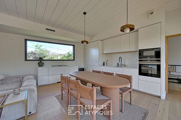Élégante Maison de Plain-Pied en Bois avec Piscine et Jardin Verdoyant à la Tour Magne