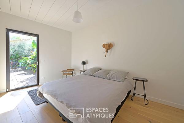 Élégante Maison de Plain-Pied en Bois avec Piscine et Jardin Verdoyant à la Tour Magne