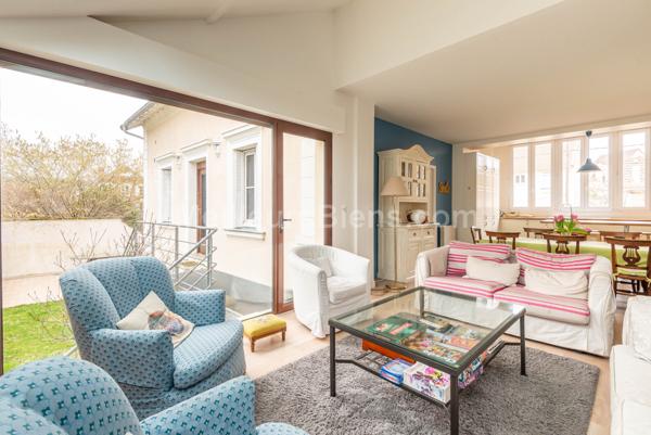 Au calme, maison de charme rénovée, 5 ch, joli jardin et terrasse.