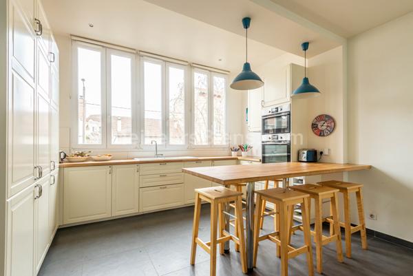 Au calme, maison de charme rénovée, 5 ch, joli jardin et terrasse.