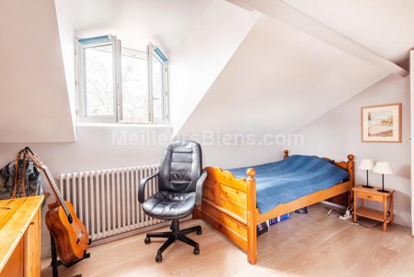 Au calme, maison de charme rénovée, 5 ch, joli jardin et terrasse.