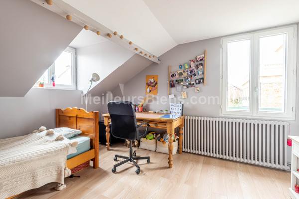 Au calme, maison de charme rénovée, 5 ch, joli jardin et terrasse.