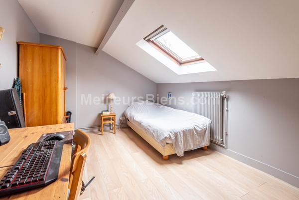 Au calme, maison de charme rénovée, 5 ch, joli jardin et terrasse.