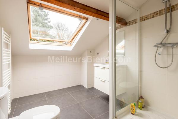 Au calme, maison de charme rénovée, 5 ch, joli jardin et terrasse.