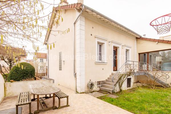 Au calme, maison de charme rénovée, 5 ch, joli jardin et terrasse.
