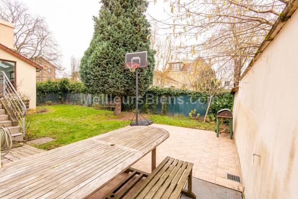 Au calme, maison de charme rénovée, 5 ch, joli jardin et terrasse.