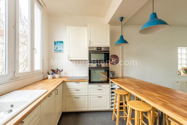 Au calme, maison de charme rénovée, 5 ch, joli jardin et terrasse.