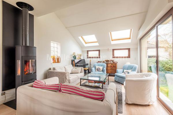 Au calme, maison de charme rénovée, 5 ch, joli jardin et terrasse.