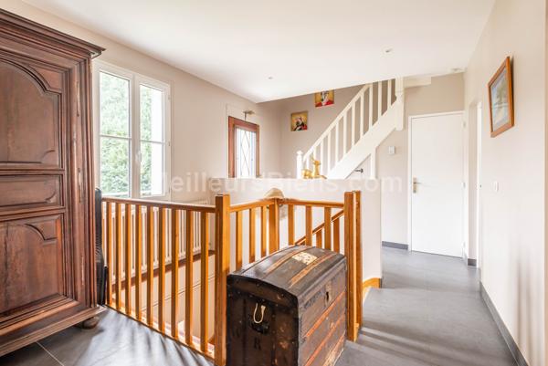 Au calme, maison de charme rénovée, 5 ch, joli jardin et terrasse.