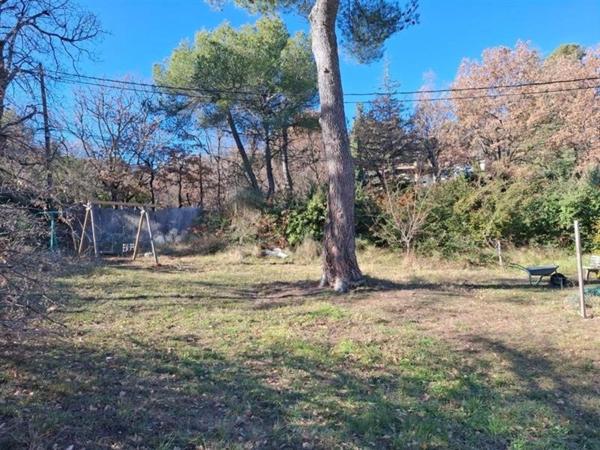 Trés beau terrain de 465 m² en pleine nature, les hauts de Pierrevert