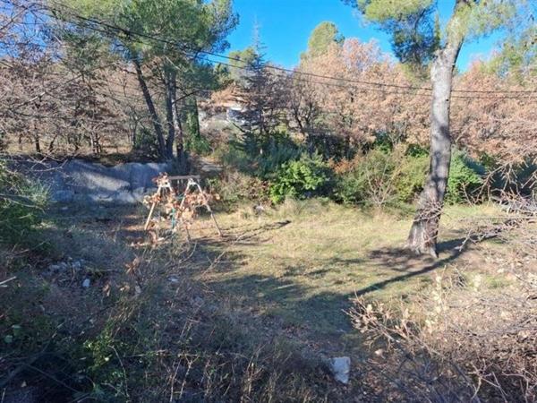 Trés beau terrain de 465 m² en pleine nature, les hauts de Pierrevert